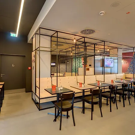 Meininger Hauptbahnhof Otel 3*