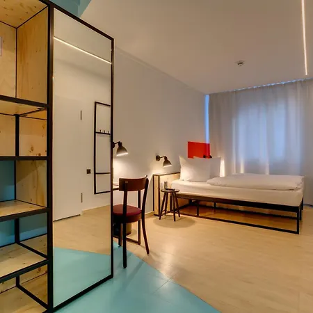 Hotel Meininger Hauptbahnhof 3*