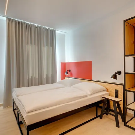 Meininger Hauptbahnhof Отель