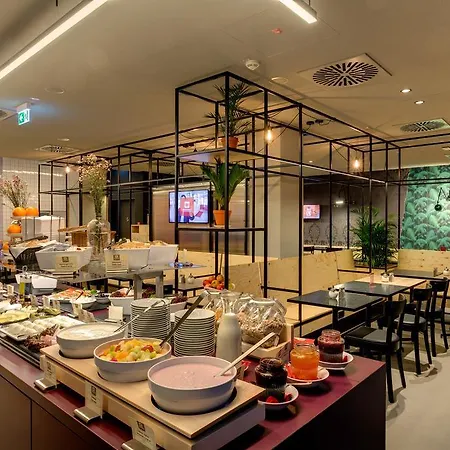 Hotel Meininger Hauptbahnhof 3*