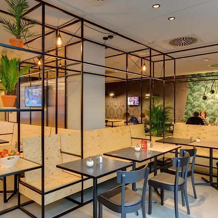 Отель Meininger Hauptbahnhof