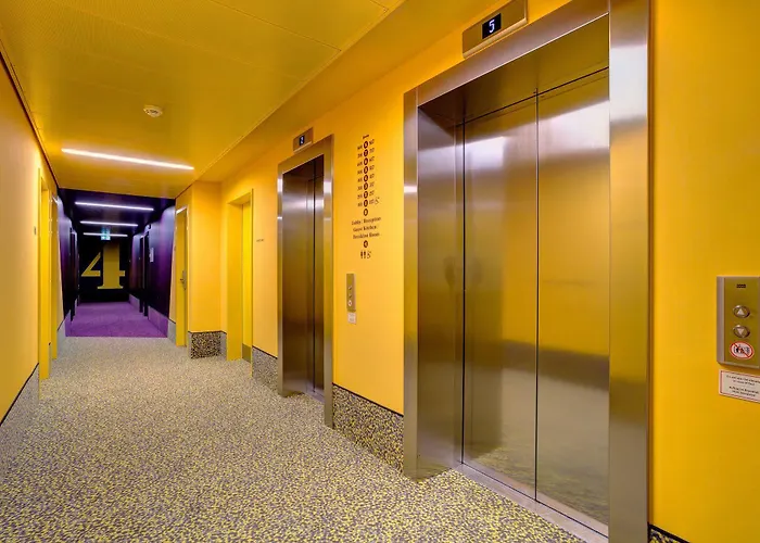 Отель Meininger Hauptbahnhof 3*